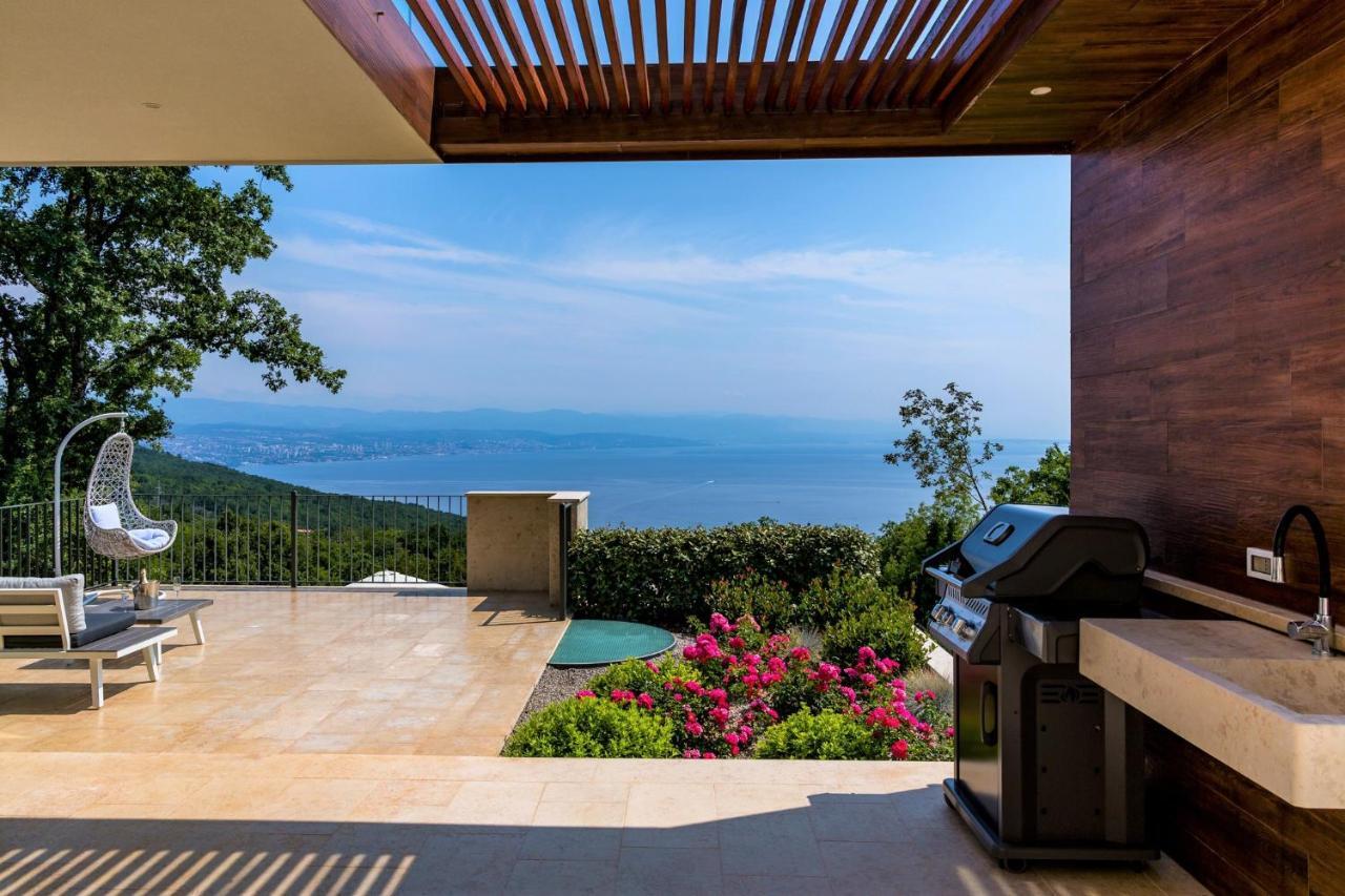 Villa Altavista - Seaview & Relax With Heated Pool & Minigolf Opatija Eksteriør billede